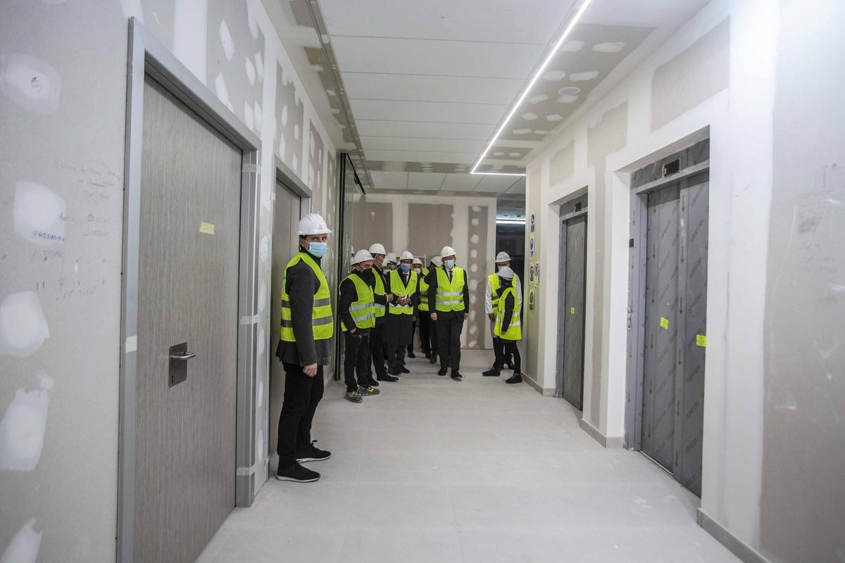Visita de Puig a la ampliación de urgencias del Hospital de Alicante