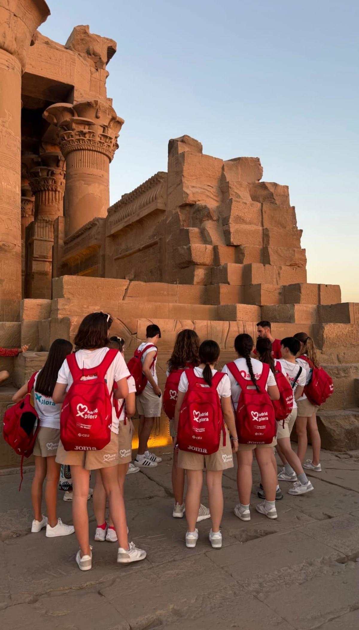 Los jóvenes de Madrid Xplora visitan el templo de Karnak en Egipto.