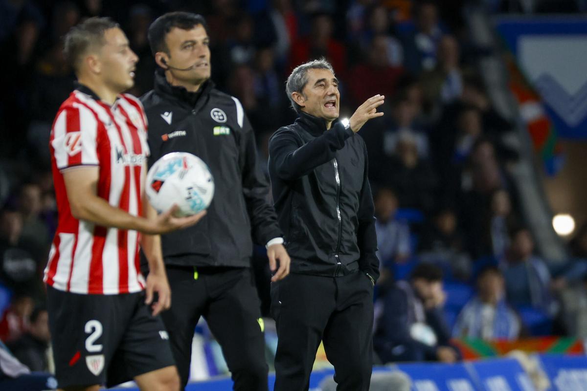 Ernesto Valverde, dando instrucciones en el Real Sociedad-Athletic Club