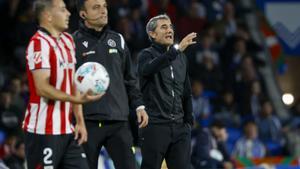 Ernesto Valverde, dando instrucciones en el Real Sociedad-Athletic Club