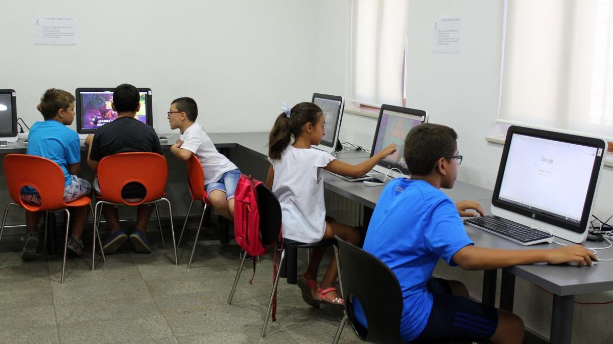 Niños trabajando con ordenadores en Benavente.