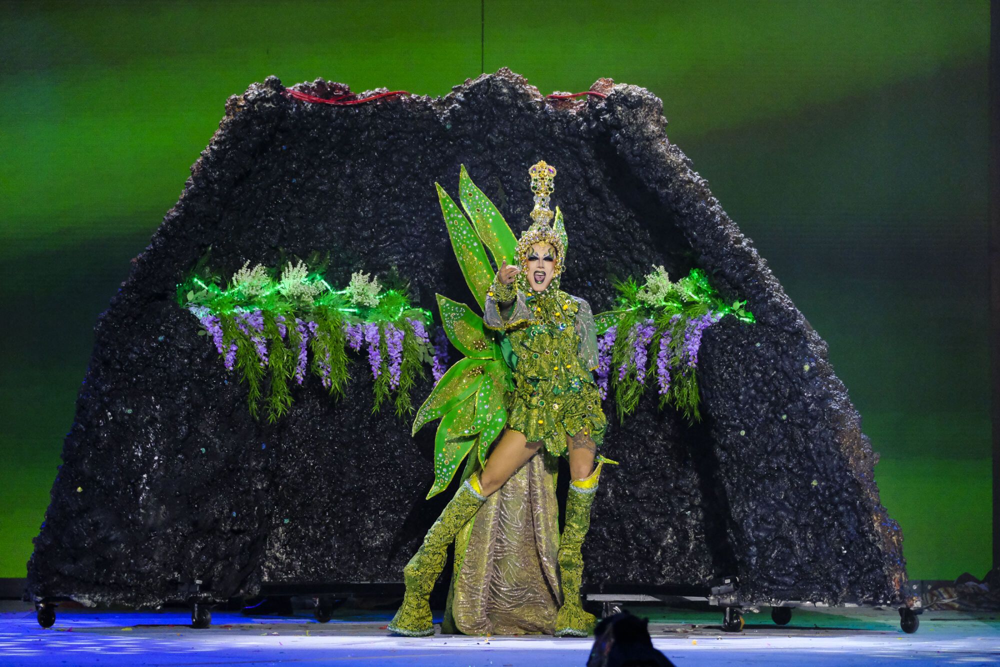 5. Drag Eros (Aday Betancor Arbelo) Con el patrocinio de Juventud Canarias, Turismo Lanzarote y CACT Lanzarote y con un diseño de Jesús Casillas Martín, Eleazar Rivero Dorta y Maison Betancort presenta el espectáculo ¿Quién dice que del corazón de un volcán no puede nacer una flor?