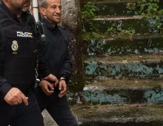 La policía registra el narcopiso en el que se fraguó el crimen de Vilaxoán