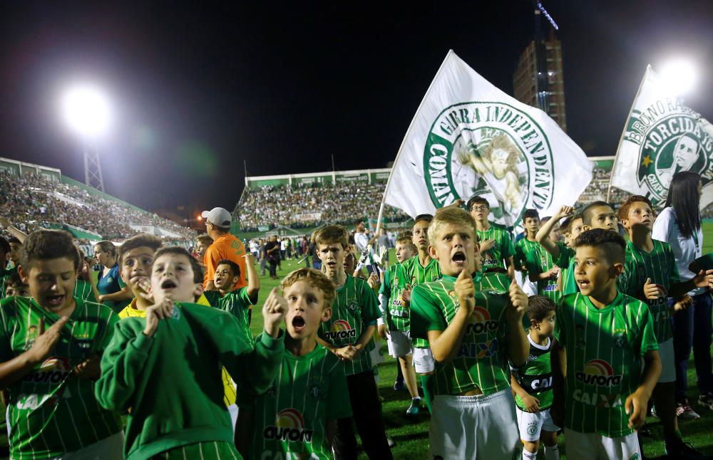 La afición del Chapecoense despide a sus héroes