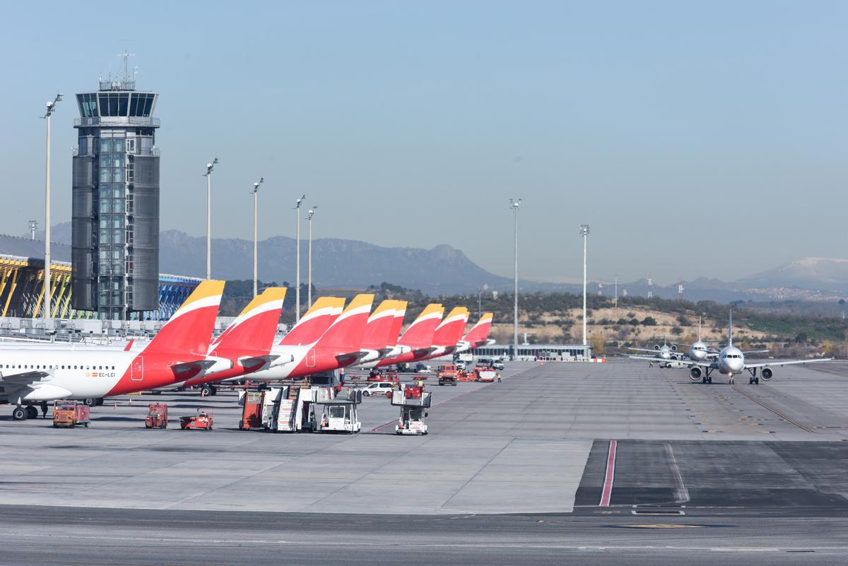 Archivo - Aviones aparcados en las pistas durante el último día de la huelga del servicio de handling de Iberia, en el aeropuerto Adolfo Suárez Madrid-Barajas, a 8 de enero de 2024, en Madrid (España). Iberia ha cifrado el seguimiento de la huelga del han