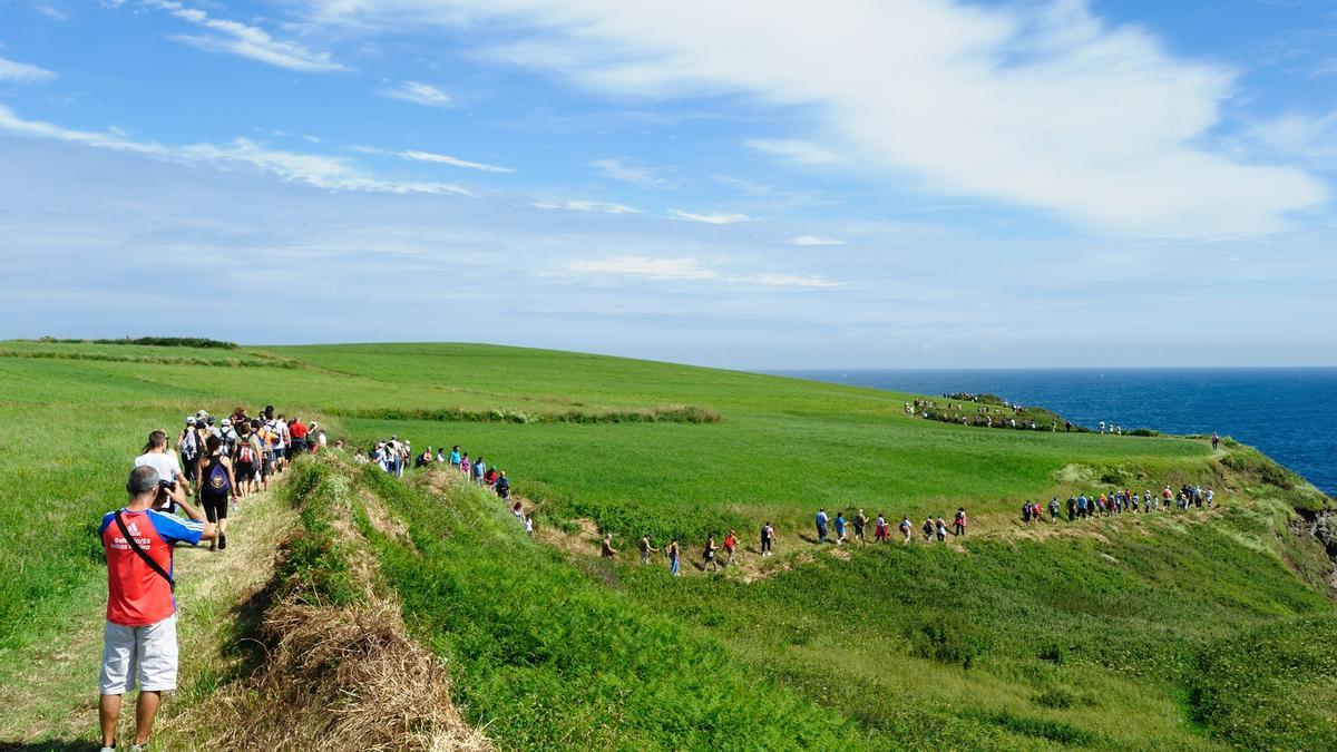 Caminantes haciendo la travesía por la costa de Navia.