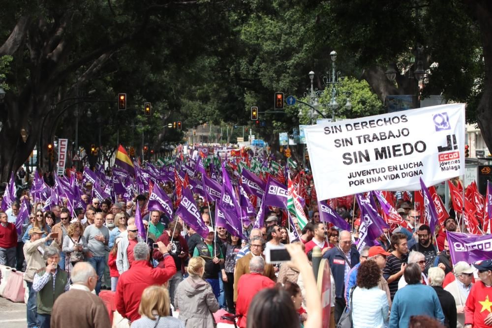 Miles de personas participan en la marcha convocada por los sindicatos para este martes, Día Internacional del Trabajo