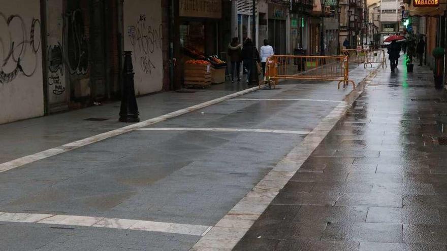 Vallado de seguridad en la calle de San Torcuato, con la obra finalizada.