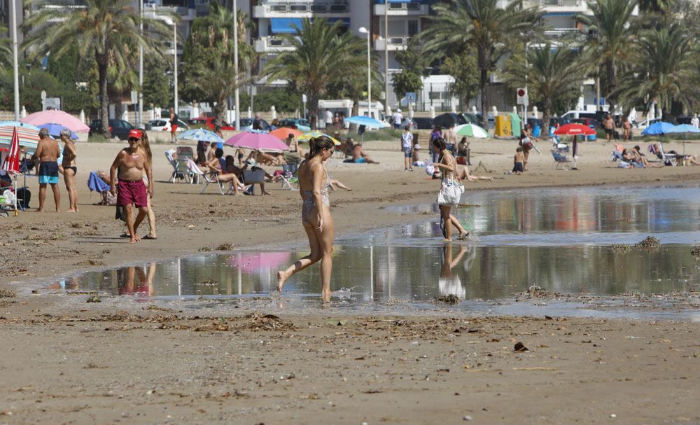 Contraste en la playa del Puerto de Sagunto, con una zona cerrada por los daños de las lluvias.