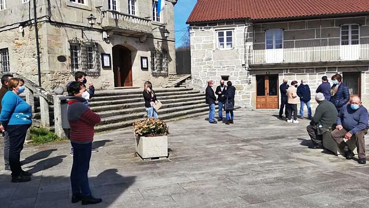 Los vecinos de Negrelos, concentrados ante el consistorio de Rodeiro.