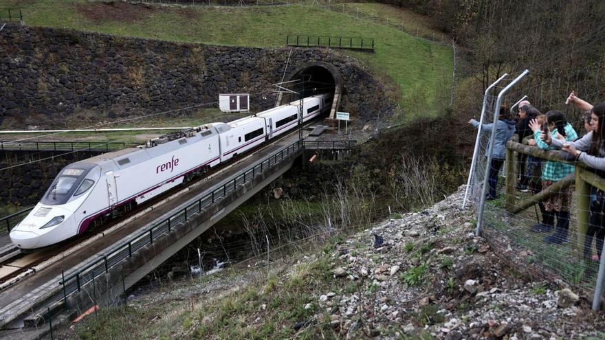 IU pedirá en la Junta que el primer y último AVE del día paren en Mieres y Lena