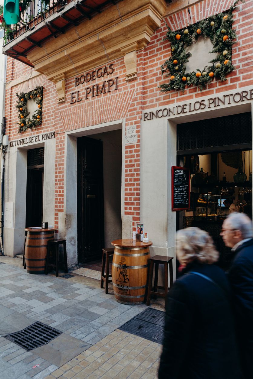Fachada de la popular taberna de El Pimpi en Málaga