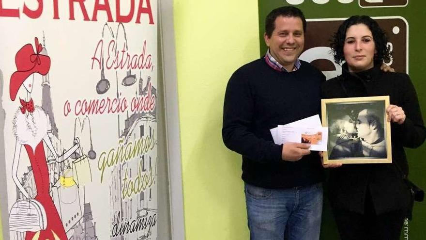 El comercio de A Estrada entrega el premio de un concurso fotográfico