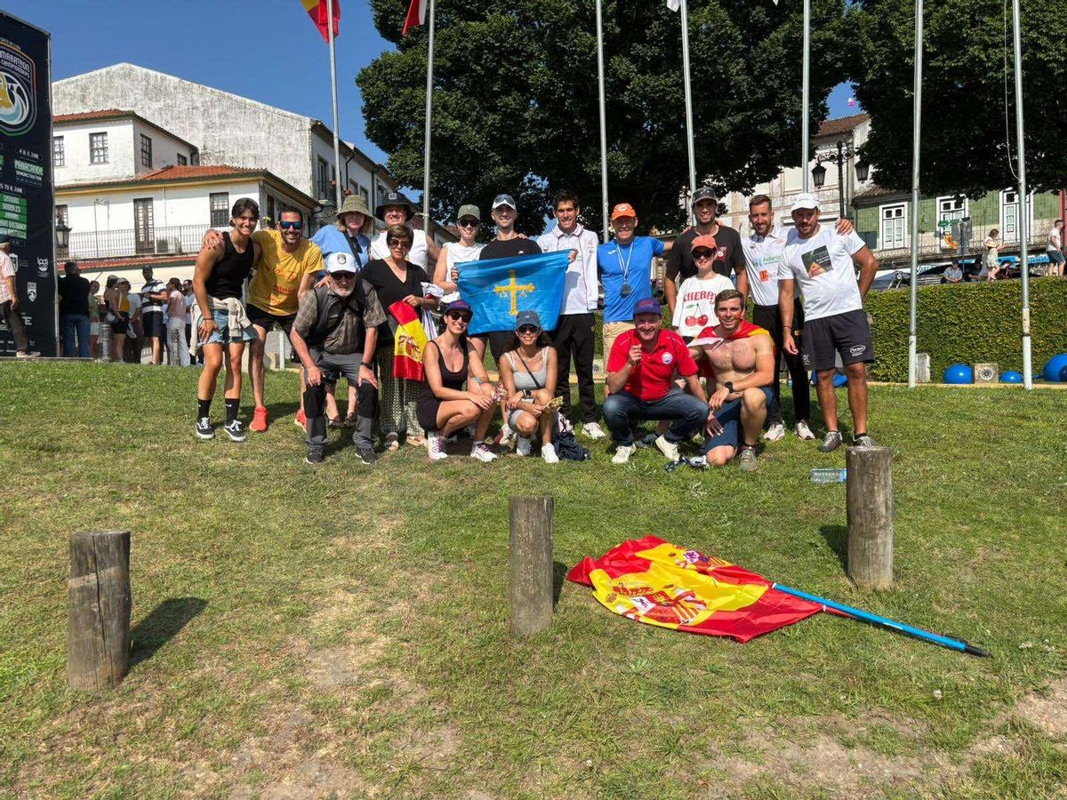 Llorens y Plaza celebrando la medalla de bronce con amigos y compañeros en Ponte de Lima.