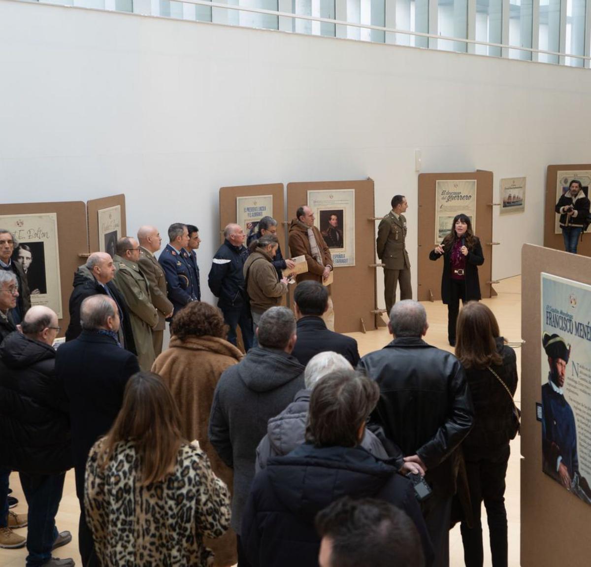 Asistentes a la inauguración de la muestra. | José Luis Fernández