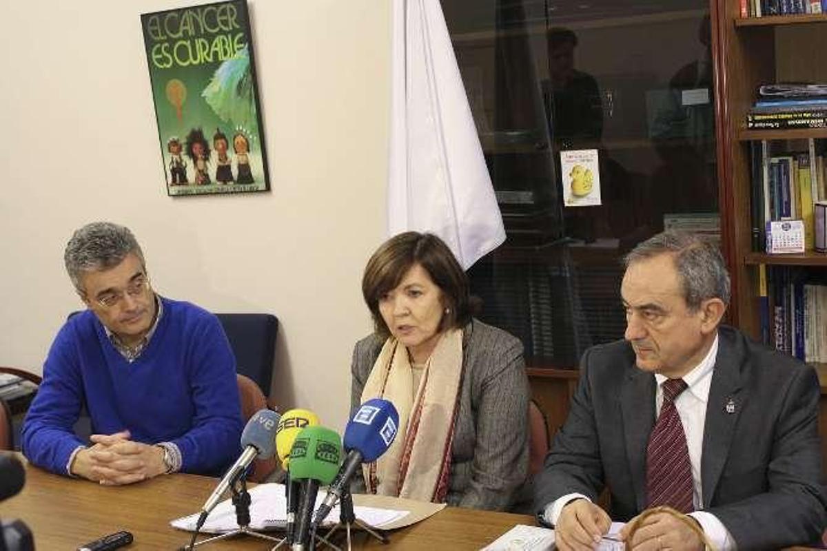 De izquierda a derecha, Adolfo Suárez, Margarita Fuente y Julio Bruno, ayer, en la sede de Oviedo de la Asociación Española Contra el Cáncer.