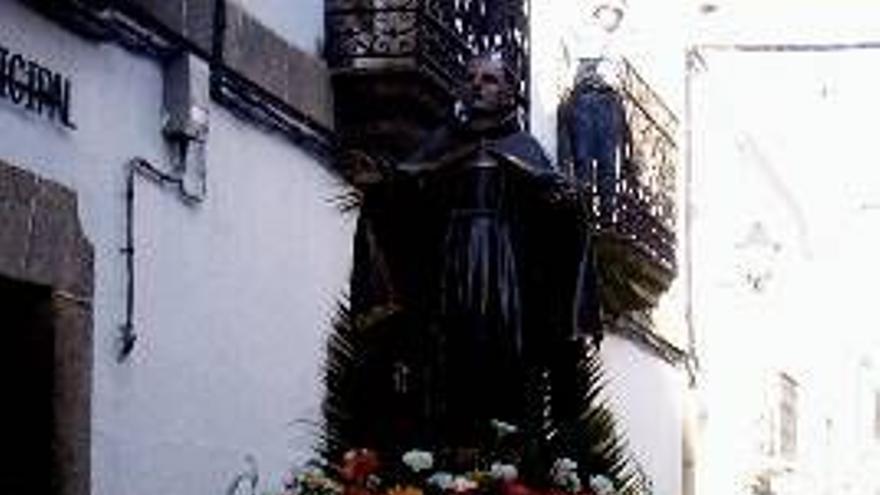 La cofradía compra una talla del XVII de San Pedro de Alcántara