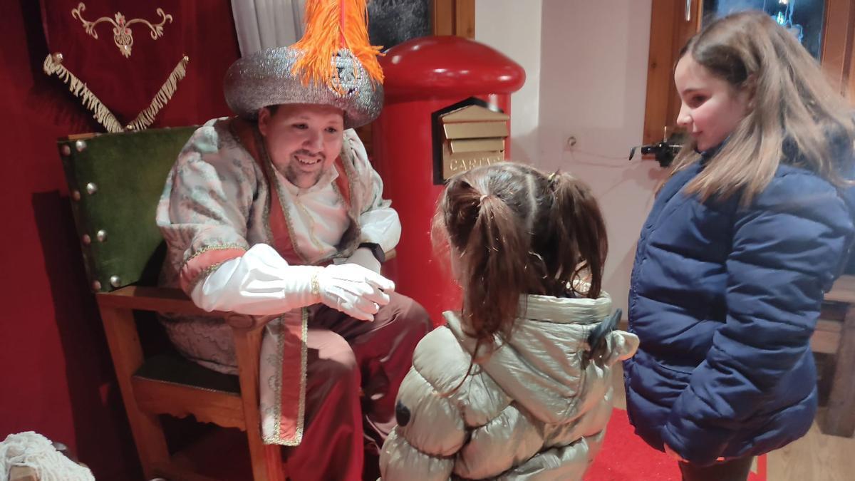 El paje real conversa con dos niñas en Benavente.