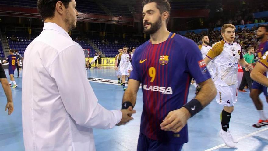 Alberto y Raúl Entrerríos se saludan tras el Barcelona-Nantes en el Palau, en octubre.