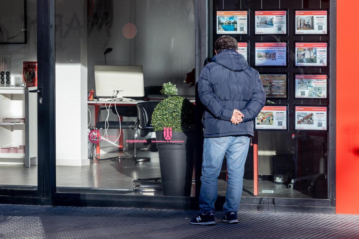 Un hombre observa ofertas en una inmobiliaria.