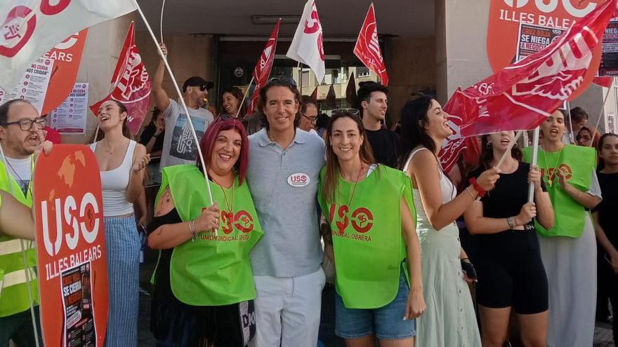 Manifestantes posan a cámara durante la protesta