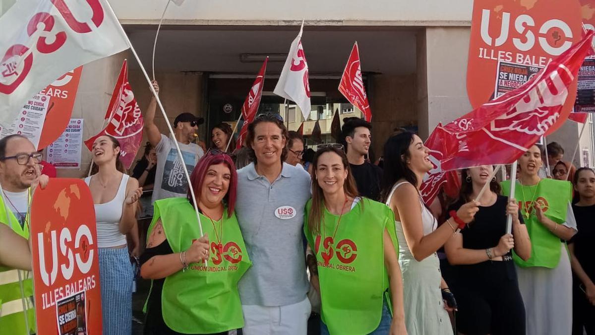 Manifestantes posan a cámara durante la protesta del pasado martes.