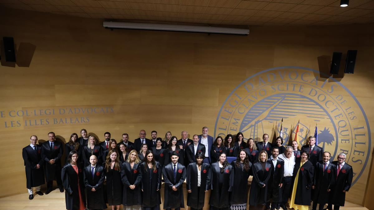 Los abogados rinden homenaje a cuatro letrados de Mallorca por su dedicación al turno de oficio.