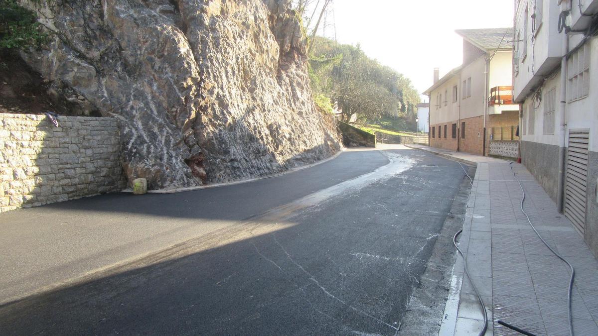 Calzada de Ponga, en Cangas de Onís, recién asfaltada y con muro de mampostería.