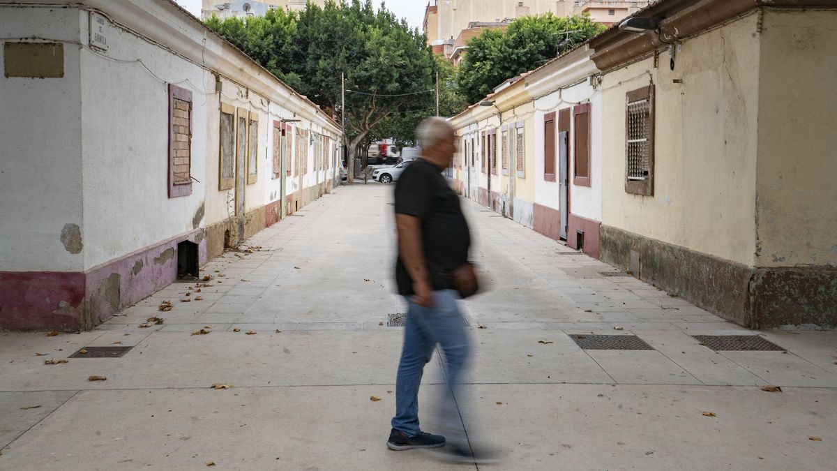 Dos de las manzanas de las Cases Barates del Bon Pastor todavía en pie, a la izquierda el conjunto de viviendas que se convertirán en museo.