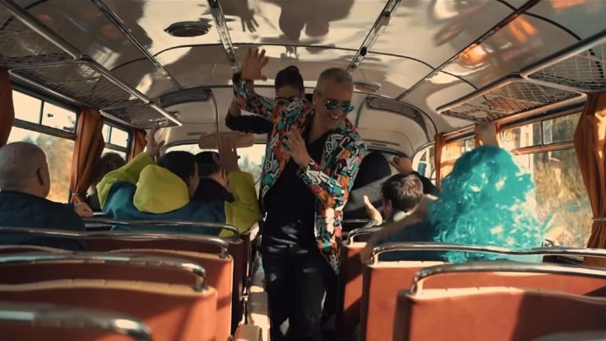 El bus de “Fonso” para “carretar”, la Guardia Civil y Franco sirven de “cebo” para atraer a la Festa do Momo de Vilanova