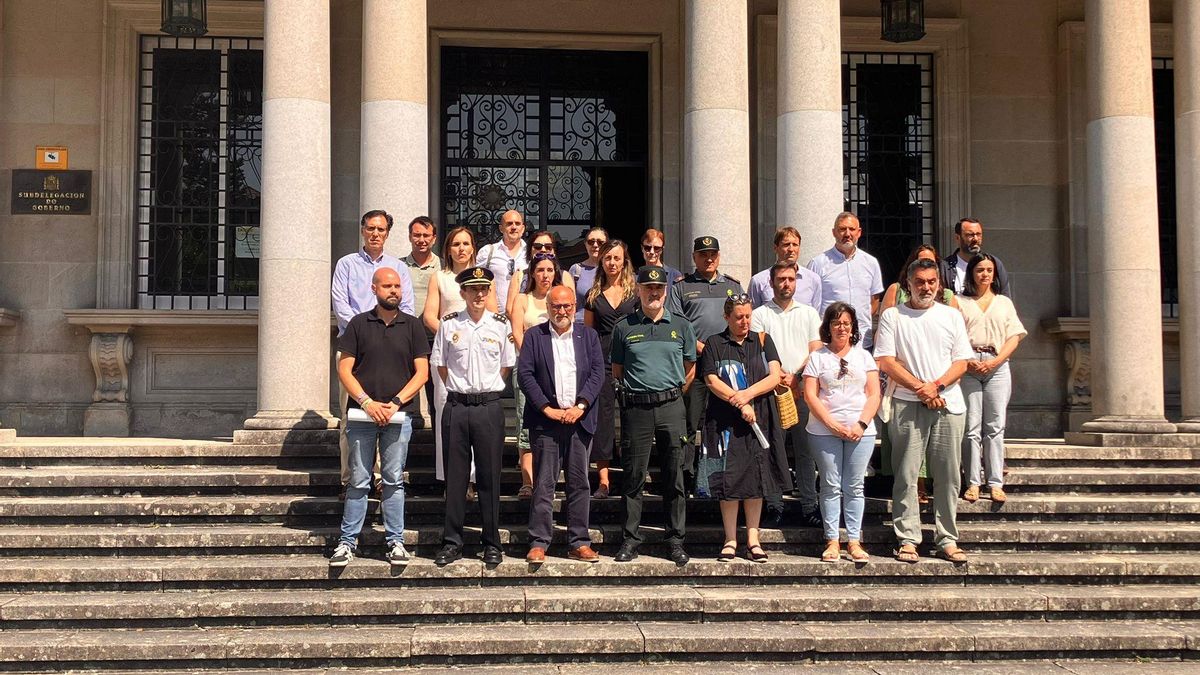 Minuto de silencio este martes en la Subdelegación del Gobierno en Pontevedra en repulsa por el asesinato machista en A Coruña, con Abel Losada al frente.