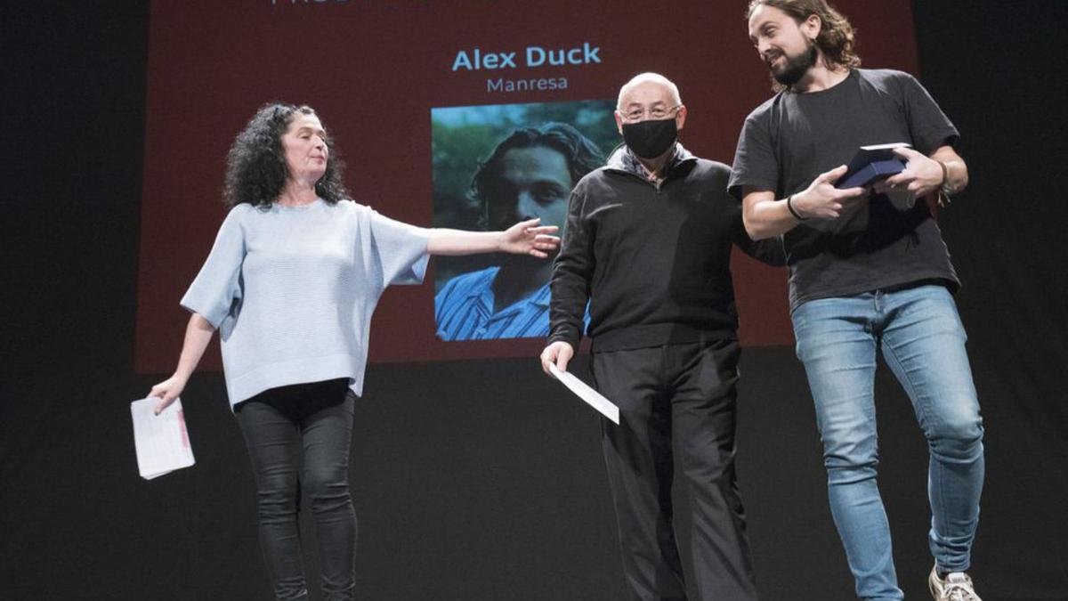 Adrià Serra saluda Joan Morros abans de rebre el premi El Galliner