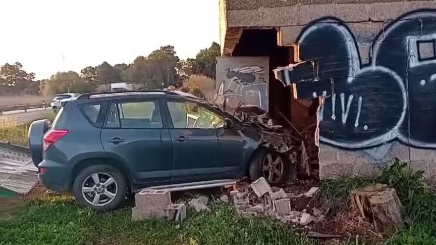 Pierde el control del coche y se empotra contra una casa en Ibiza