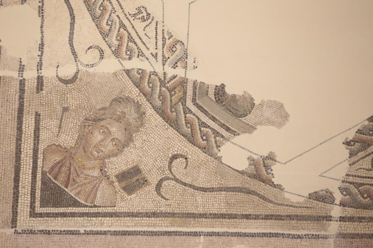 Los elementos de la musa y el sátiro han sido reintegrados en el mosaico.
