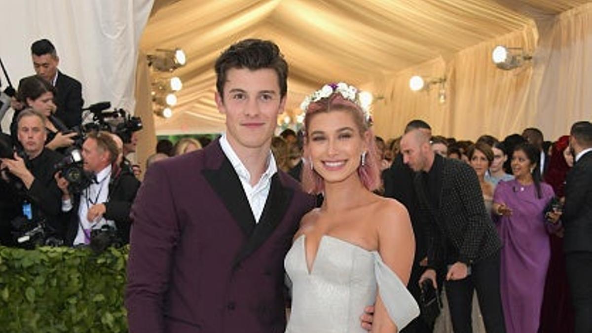 Hailey Baldwin y Shawn Mendes posando cual novios que son en la Gala Met
