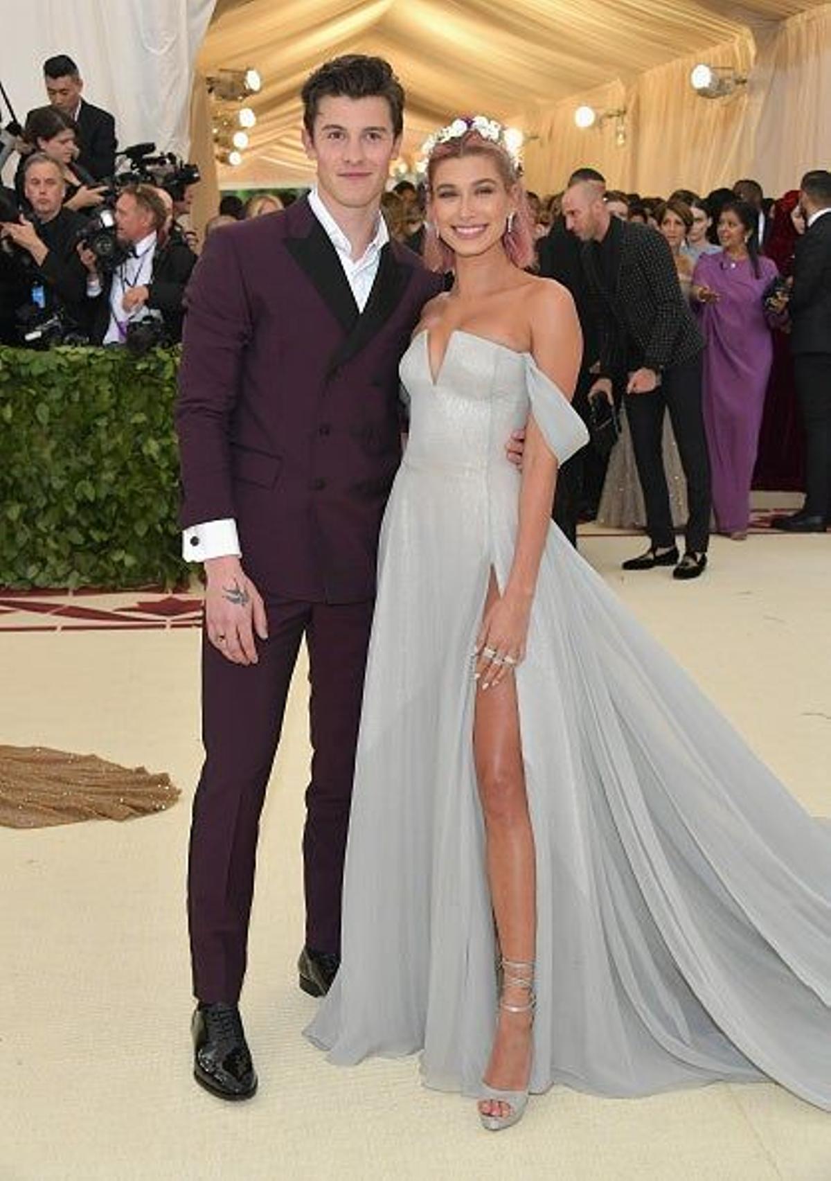 Hailey Baldwin y Shawn Mendes posando cual novios que son en la Gala Met