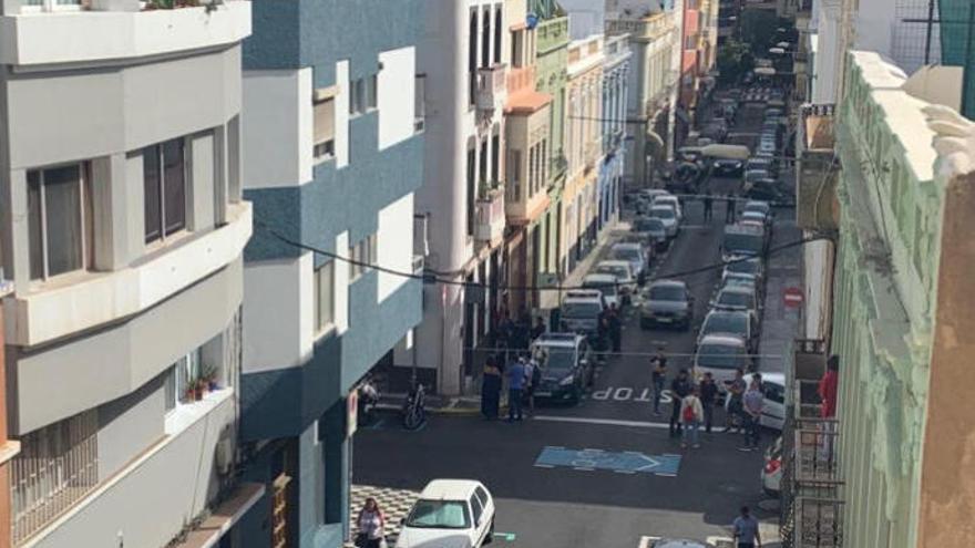 Investigan la muerte de dos personas en la calle Cebrián