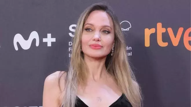 El gesto impredecible de Angelina Jolie, escurriendo el vestido en la alfombra roja del Festival de Cine de San Sebastián