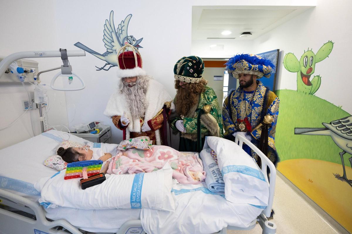 Los Reyes de Oriente entregan un peluche de Stitch a Luciana Lombardo.