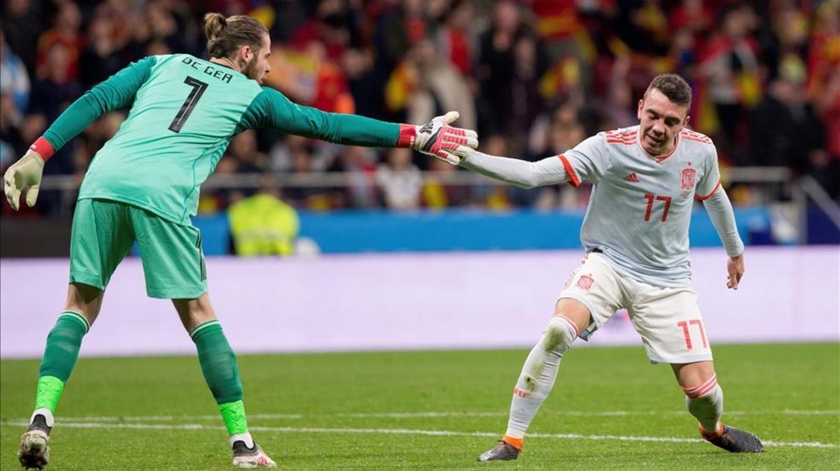 Aspas anima a De Gea durant el partido contra Portugal