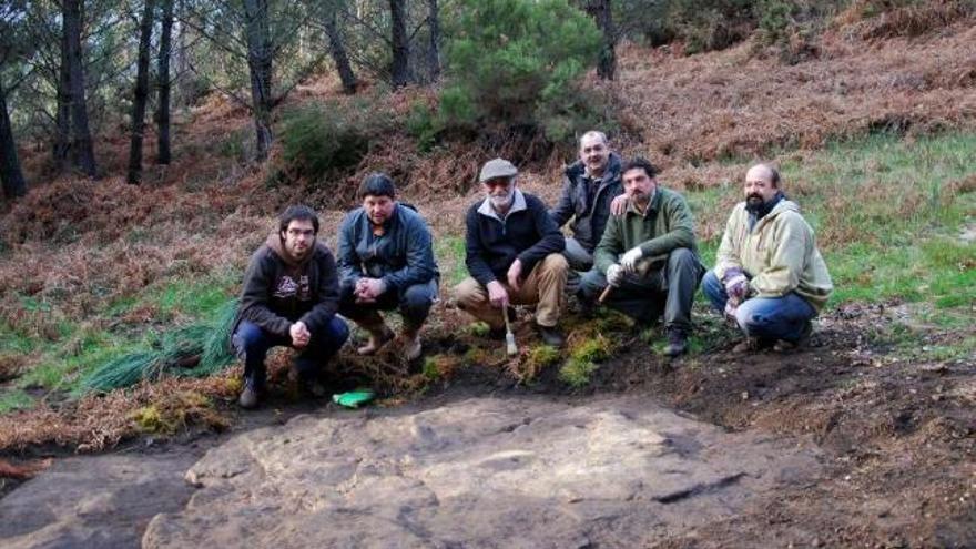 Membros de Capitán Gosende á beira da Laxa do Sangal.