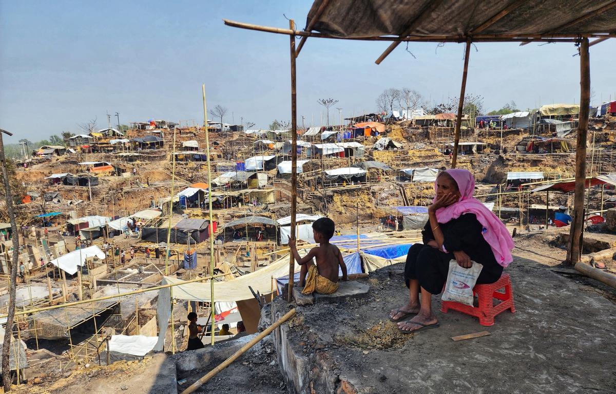 Un gran incendio en un campo de refugiados rohingya en el sureste de Bangladesh el domingo quemó 2.000 refugios, dejando a unas 12.000 personas sin hogar