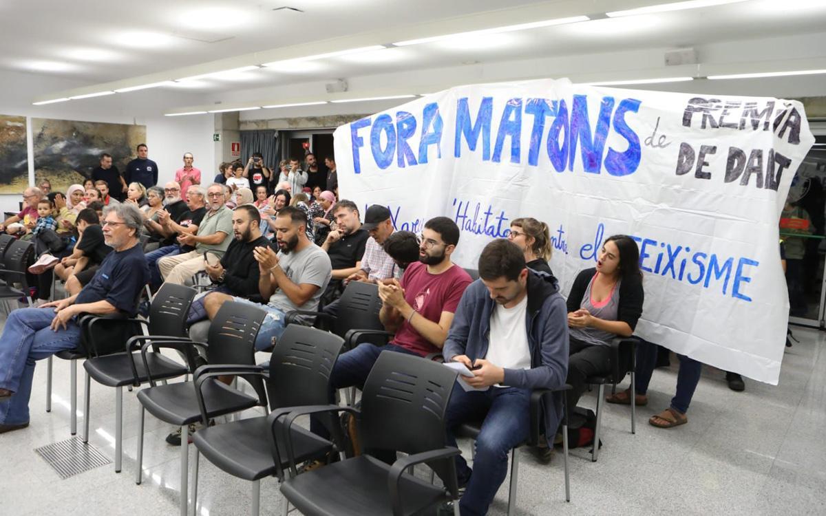 Una protesta contra Desokupa irromp en el ple de Premià de Dalt