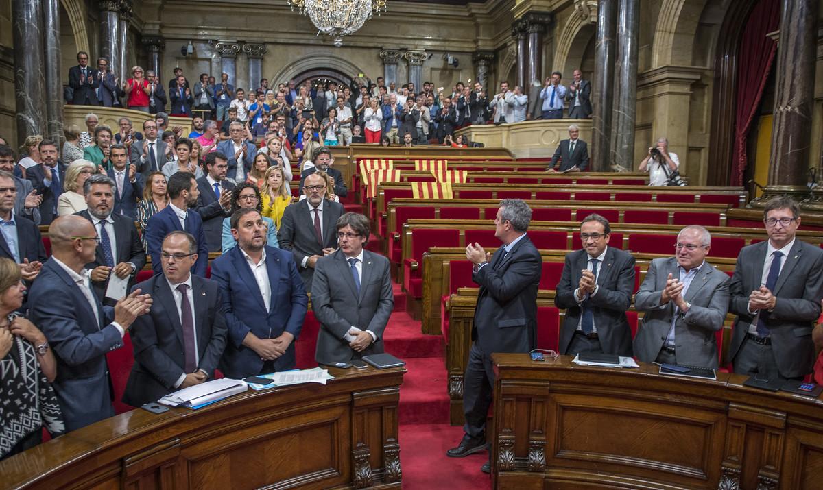 El Govern y los diputados de Junts pel Sí y la CUP, tras la aprobación de la ley del referéndum con el Parlament medio vacío.