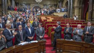 El Govern y los diputados de Junts pel Sí y la CUP, tras la aprobación de la ley del referéndum con el Parlament medio vacío.