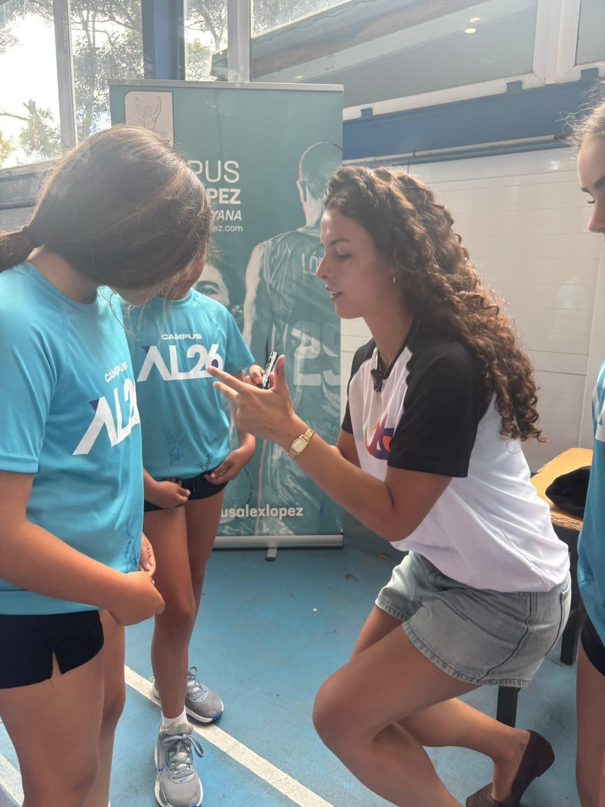 Elena Buenavida firma autógrafos en su reciente visita al Campus Álex López.