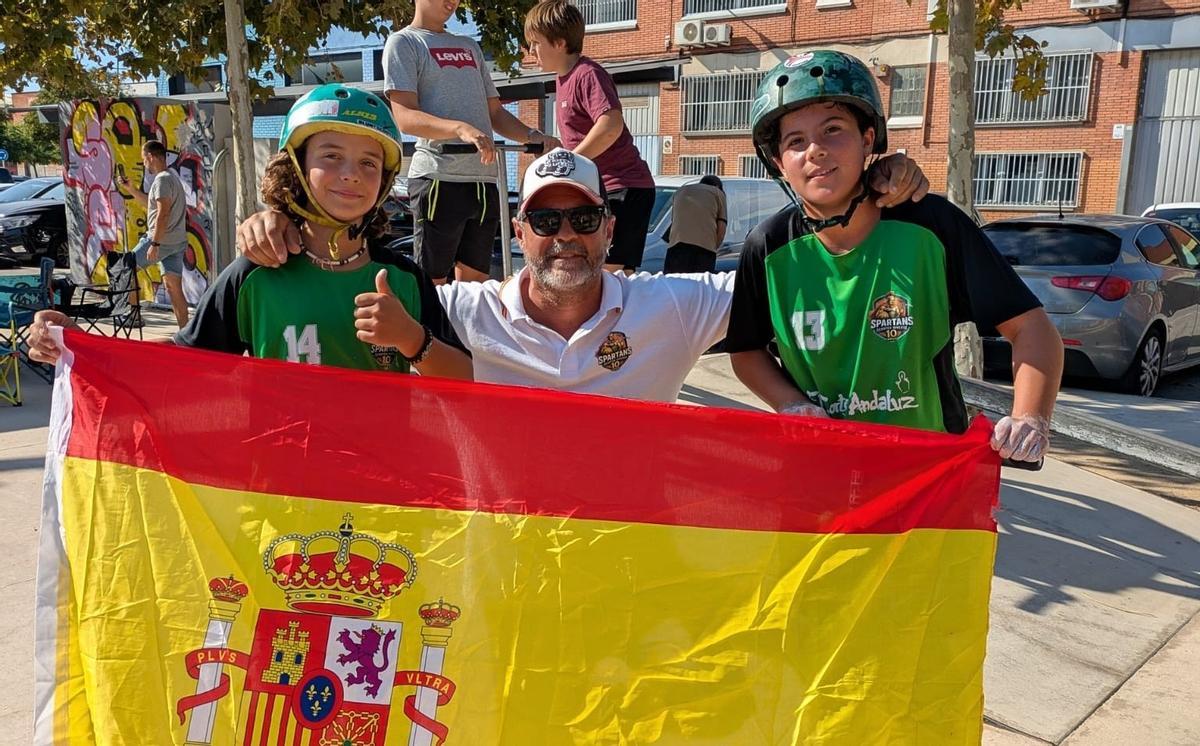 Dos riders junto al presidente.