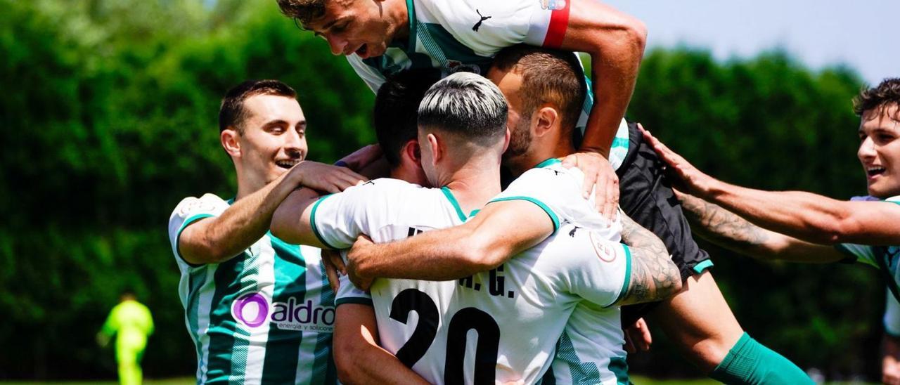 Los jugadores del Rayo Cantabria celebran uno de sus goles.