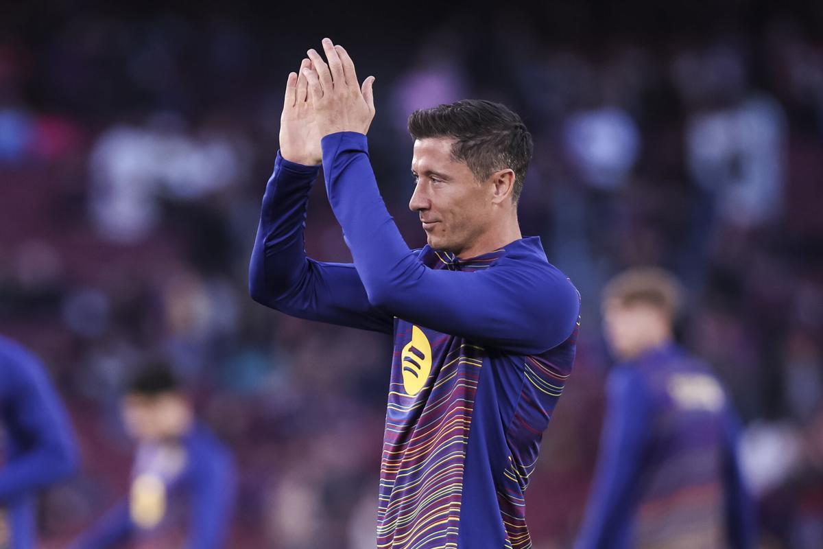 Robert Lewandowski of FC Barcelona saludates to fans during the Spanish league, LaLiga EA Sports, football match played between FC Barcelona and Real Betis at Spotify Camp Nou stadium on May 17, 2026 in Barcelona, Spain. AFP7 17/05/2026 ONLY FOR USE IN SPAIN