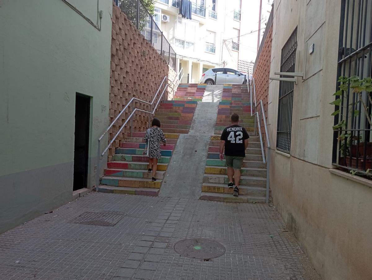 Los vecinos piden una rampa accesible en la escalera que une la calle Carrasco con Gómez Salazar.